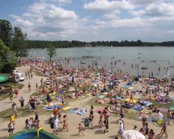 Okuninka, Plaża główna przy jeziorze